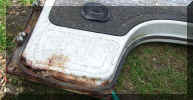 t25 white off side door inner rust.JPG (171742 bytes)