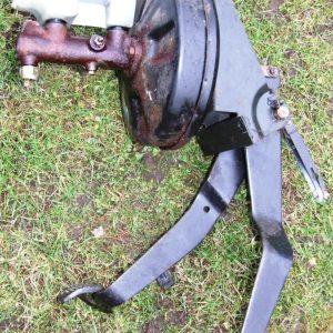 Brake servo and pedals RHD early