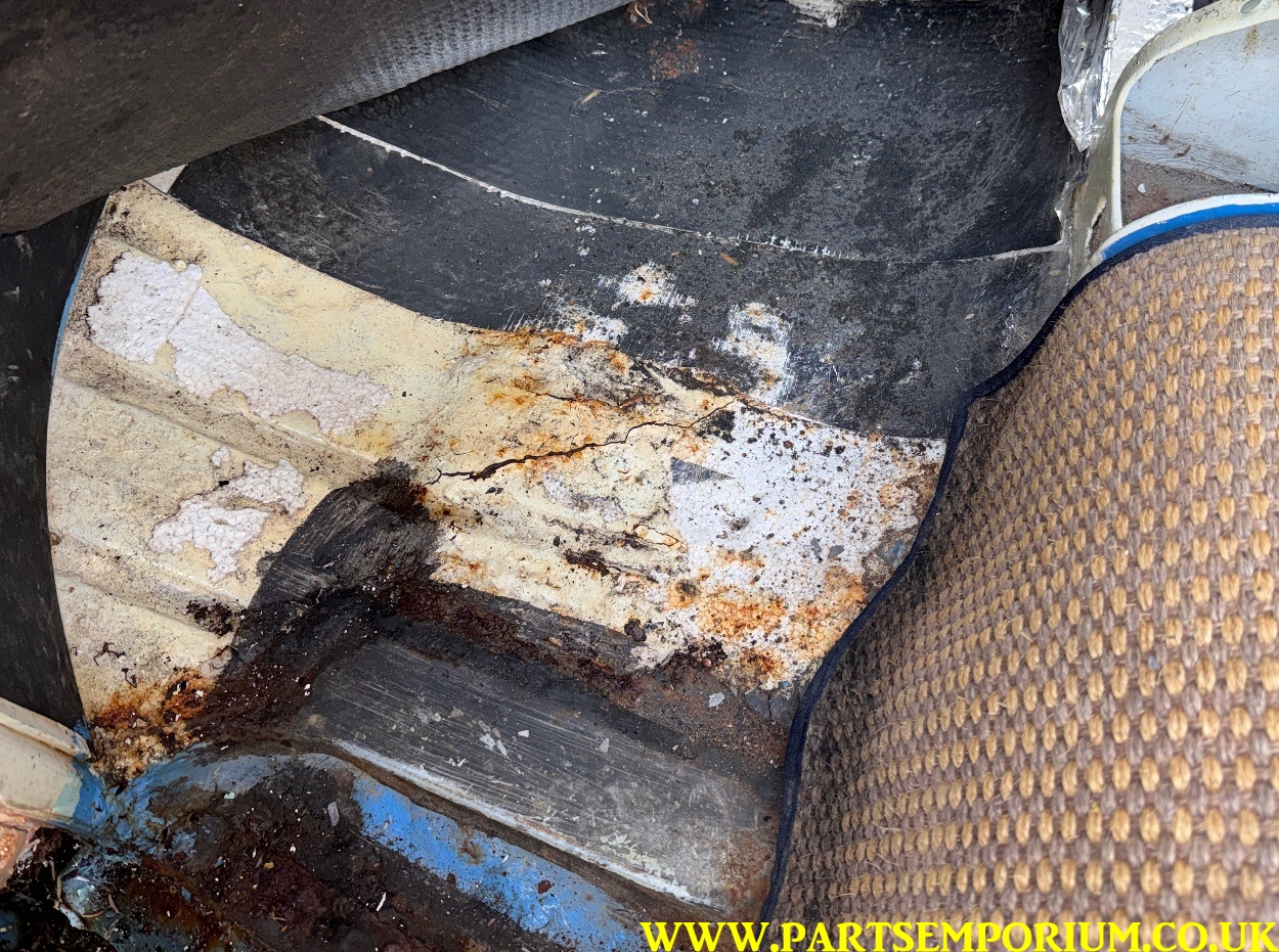 Rusty VW Bay window T2 Camper project / spares or repairs - pop top bus cheap Bay - Image 83